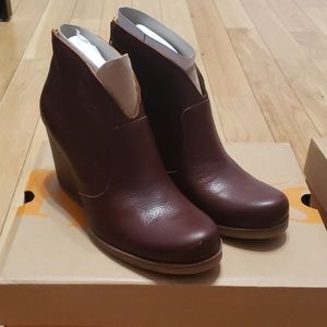 Korks Leather Booties
